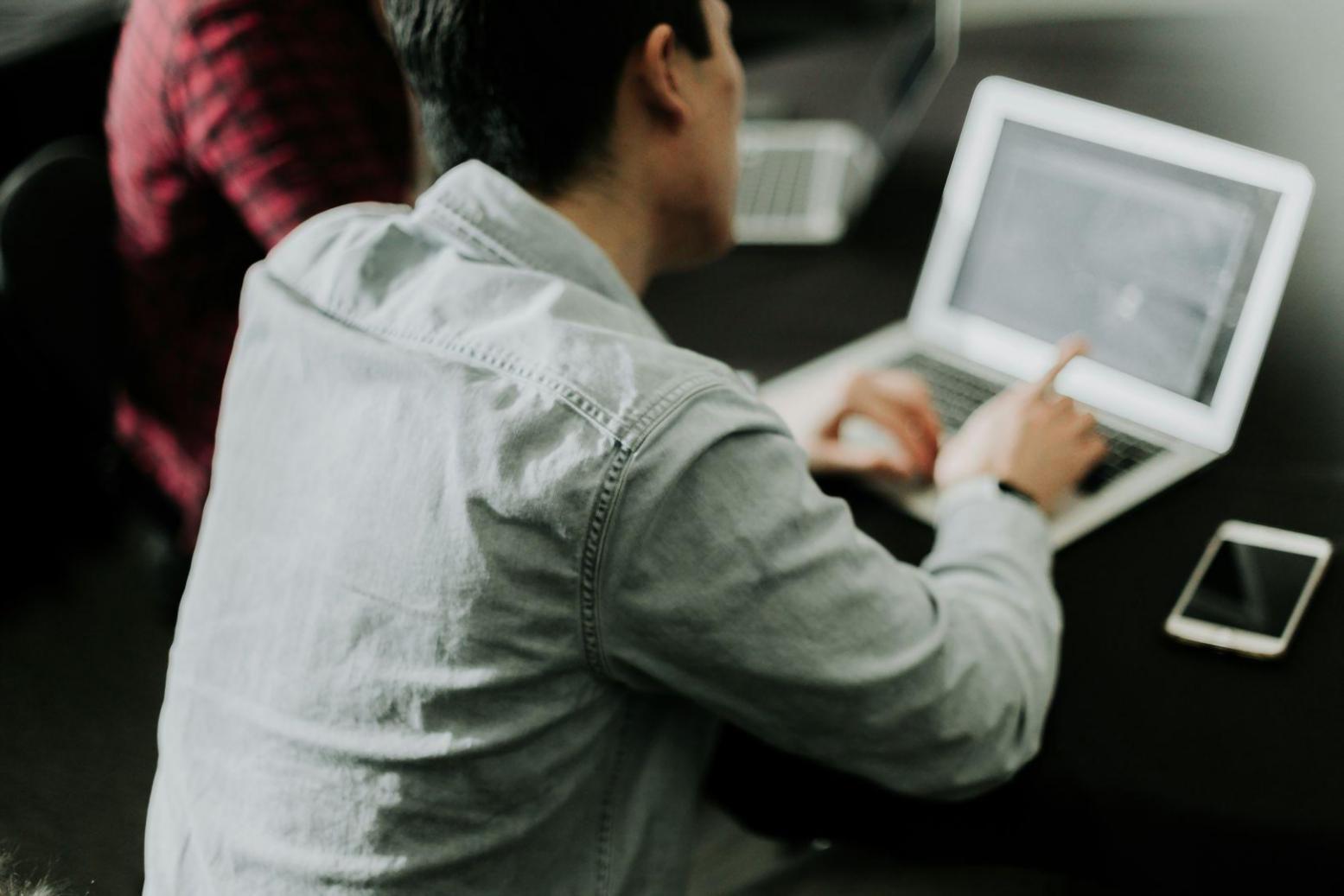 Équipe en réunion de travail collaboratif