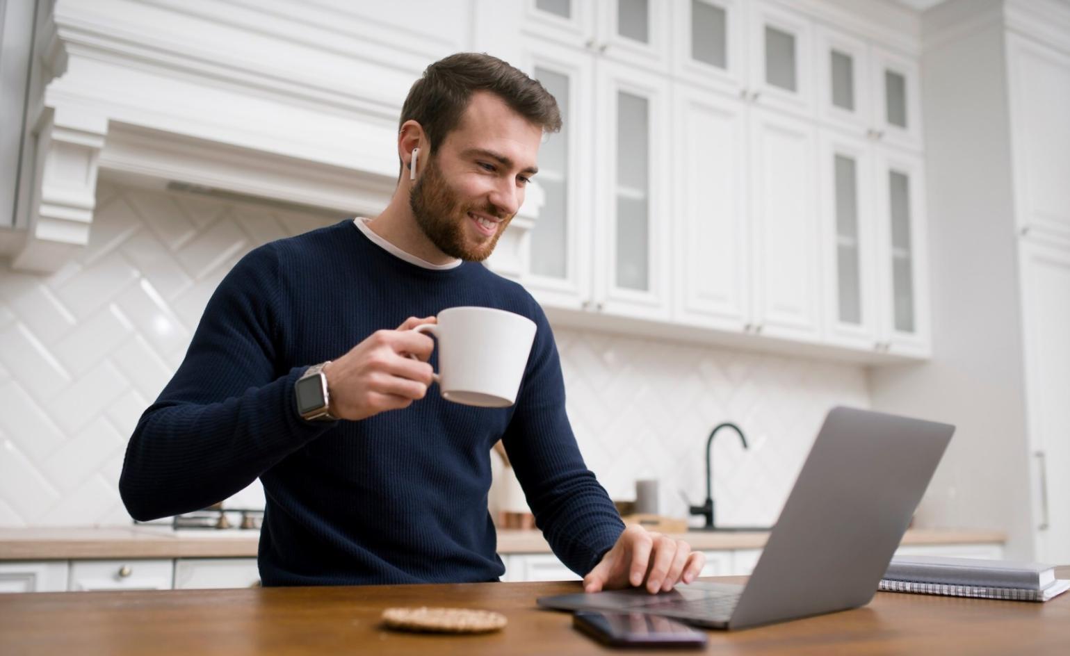 Salle de formation moderne avec équipements informatiques
